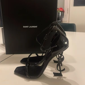 Opym 110 YSL heel - Helt oanvända ysl klackar. Säljer dessa för att de tyvärr är för små för mig. Nypris 11 745 kr, äkthetsbevis finns även. Buda gärna! Kontakta mig för mer info. 