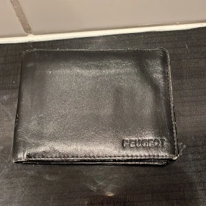 Peugeot plånbok - Superfin plånbok från peugeot. Knappt använd 