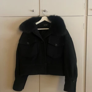 Meotine jacka - Säljer min svarta meotine jacka då den inte kommer till användning längre och är intresserad av något nytt. Den är sparsamt använd och har inga defekter❣️pris kan diskuteras, skriv gärna innan om ni använder köp nu❣️säljer inte under 2000kr