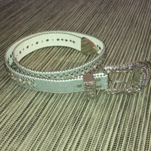 Bälte  - Ett silvrit bälte oanvänd 90-100 cm långt kan diskutera pris 😁