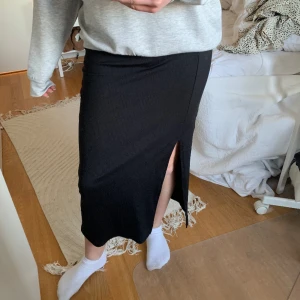 Kjol med slits - nu säljer jag denna svarta ribbade kjolen med slits pga att jag inte använder den längre💘 jag är 170cm för referens, den är i mycket bra skick, köparen står för frakten💘