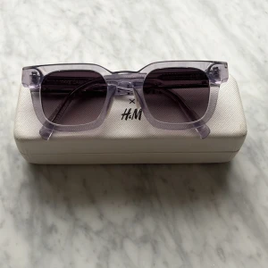 Solglasögon chimi x hm - Säljer dessa superfina ljuslila solglasögon ifrån chimi tillsammans med hm. Säljer pågrund av att de inte kommer till användning längre.💕 använt ett fåtal gånger.