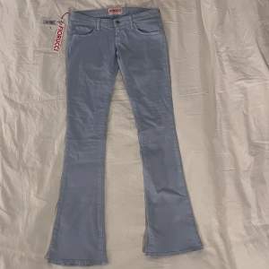 Fina ljusblåa lågmidjade jeans från fiorucci med prislapp kvar. Midja rakt över: 41,5 Innerbenslängd: 88cm, bredd längst ner: 23cm. Jättecoola jeans men säljer för att de inte passade mig! Kolla gärna in våra andra annonser!
