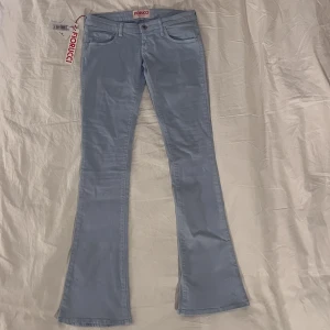 Coola ljusblåa lågmidjade jeans  - Fina ljusblåa lågmidjade jeans från fiorucci med prislapp kvar. Midja rakt över: 41,5 Innerbenslängd: 88cm, bredd längst ner: 23cm. Jättecoola jeans men säljer för att de inte passade mig! Kolla gärna in våra andra annonser!