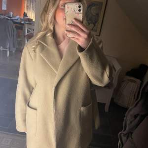 Jätte fin beige kappa ifrån missguided, skärp följer med