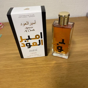 Lattafa Ameer Al Oudh - Tja! Säljer just nu denna riktigt fina parfym. Köpte för ca 2 veckor sen och väljer att sälja pga lukten inte passade mig! Priset är inte hugget i sten! Hör av er med fler bilder eller funderingar