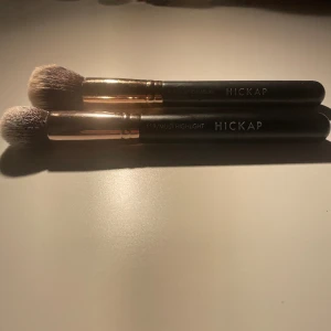 Hickap borstar  - Två stycken hickap borstar 💕 använda men i bra skick!  119 / MULTI HIGHLIGHT - 89kr ( slutsåld på hickaps hemsida just nu ) ny pris 129kr 115 / ROUND KABUKI - 99kr ( nypris 159kr )  💕💕💕💕💕
