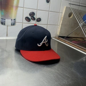 Säljer Atlanta fitted cap vet inte riktigt vart den är ifrån med jag fick den som en present 7 55.8cm  - Cap Stil 