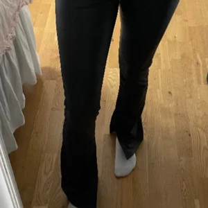 Skinbyxor - Snygga bootcut skinbyxor med slits som är använda fåtal gånger