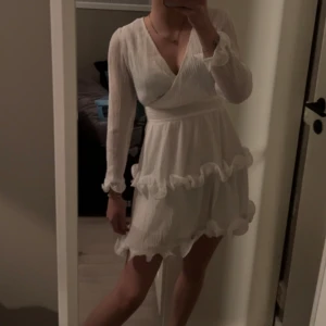 Studentklänning  - Jättefin studentklänning som är använd en gång och är i nyskick  De är från Dennis maglic 