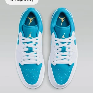 Jordan 1 low - Jag säljer nu mina Jordan 1 low Aquatone som är använda två gånger ✨ Cond 9/10✅Ny pris 1399-2245kr fri frakt 😍