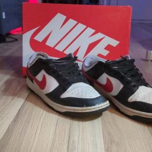 Nike dunks  - Ett par Nike dunks i ganska bra skick. Dom är ekta då jag köpte dom från nike.com föra året men nu är dom för småa för mig. Lite slitna i skon vid bakdelen men det går perfekt att gå i dom. Köpta för 1300kr men säljer dom billigt pågrund av skicket .