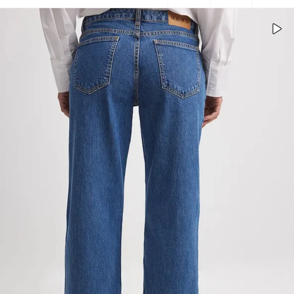 Jättesnygga low/mid waist jeans från NA-KD, oanvända med prislapp (nypris 699kr) , säljer för jag råkade köpa i för stor storlek!! Färgen är mid blue💗. Jeans & Byxor.