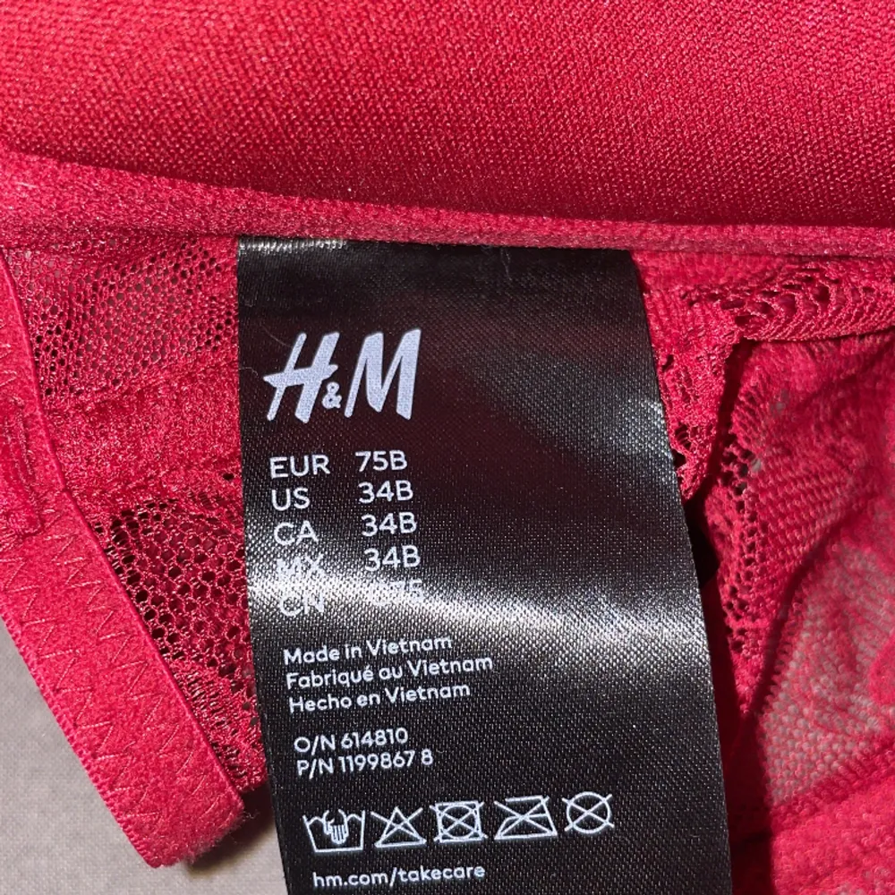 Köpt på H&M, aldrig använt bara provat! Den är jätte fin men inget för mig. Säljer den pågrund av att den va för liten!💕. Toppar.
