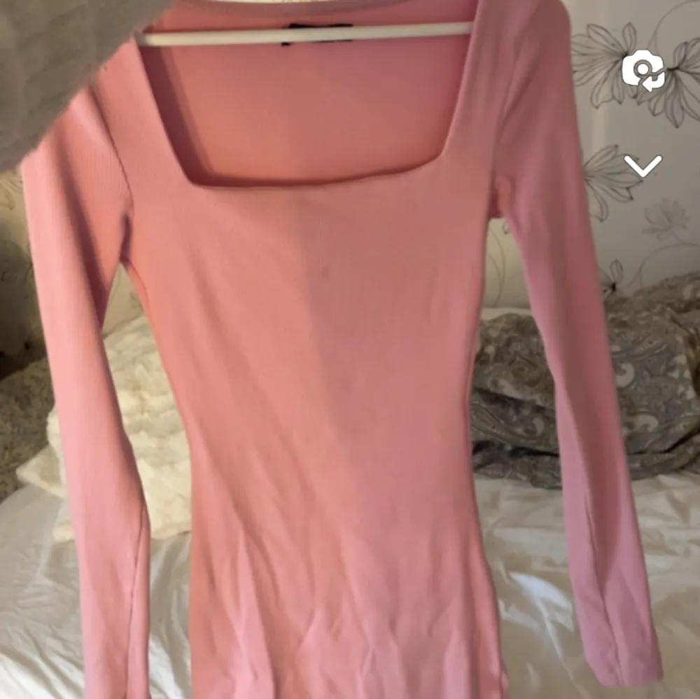 Hej säljer denna fina klänning från bikok då jag aldrig använt den då rosa inte riktigt är min färg. Ribbad och kort i längden samt suuuper bekväm. Köpt för 500kr, För mer bilder skriv❤️. Klänningar.