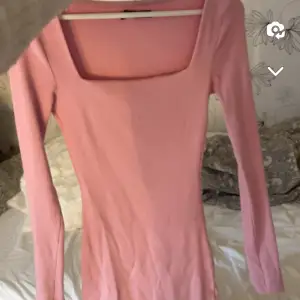 Hej säljer denna fina klänning från bikok då jag aldrig använt den då rosa inte riktigt är min färg. Ribbad och kort i längden samt suuuper bekväm. Köpt för 500kr, För mer bilder skriv❤️