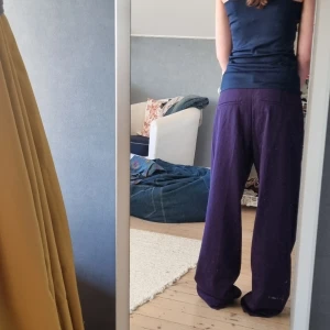 Lila kostymbyxor - Lila byxor perfekt till klubben eller ute om man vill ha lite mer färg! Passar sjukt bra med ett vit linne eller andra ljusa färger! Är lång i benen och passar bra till alla längder. 