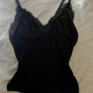 Spets linne - Jätte fint spets linne från BikBok! Banden är justerbara 💕 storlek: S