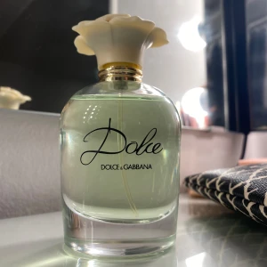 Dolce: DOLCE & GABBANA - Mycket god och fräsch lukt som varar länge. Har inte använt så mycket. Jag har inte kvar förpackning. 75 ml. Original pris: ca 1300kr