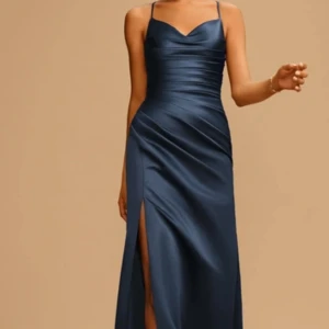 Balklänning - Från JJs house, nr #268688 i färgen mörkblå!   Klänning är använd 1 gång och är i gott skick förrutom några stygn som gått upp vid slitsen (knappt märkvärt men enkel fix annars!).   Pris går att diskutera💕