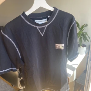 T-shirt från L’homme Rougue - T-shirt från L’homme Rogue i mycket bra skick. 