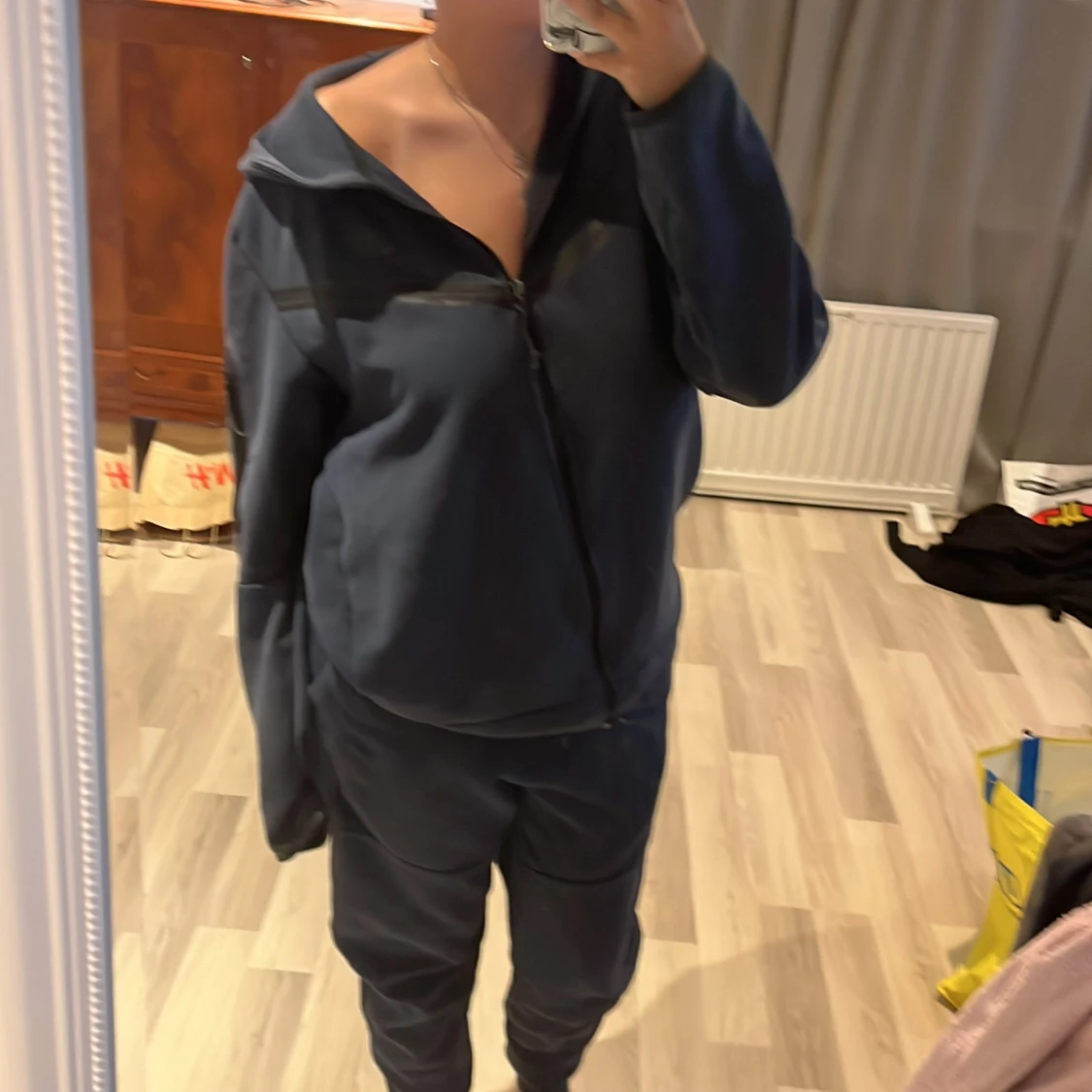 Mörkblått Nike tech sett