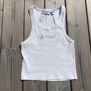 Weekday- vit tank top - Super snygg weekday tanktop i storlek s. Den e knappt använd och har inga defekter. Säljs då den inte passar längre. Skriv privat för flera bilder!Priset går att diskutera ❣️