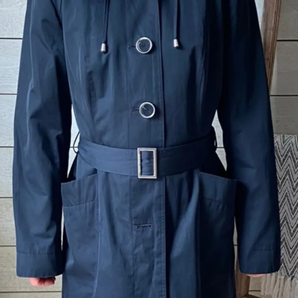 Säljer min Michael Kors Trenchcoat, eftersom den har blivit för stor. Använd mycket sparsamt, i nyskick. Nypris när jag köpte den för två år sen var 2700 kr. Finns liknande, ny modell nu till samma pris, men utan luva. Säljer denna för 1500 kr.. Jackor.