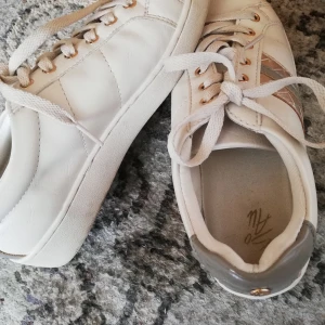 Sneakers - Inte mkt använda alls. Stl 38 Snygg kombo m färg och mönster  Passar sen vår, sommar, tidig höst. 