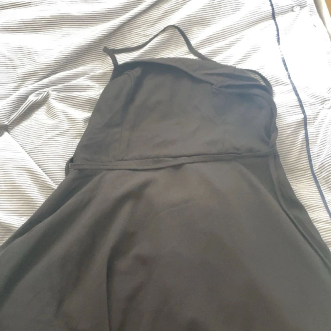 Klänning med öppen rygg