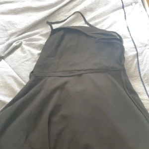 Klänning med öppen rygg - Svart klänning med öppen rygg ifrån shein och i storlek m men passar s också, aldrig andvänd så väldigt bra skick 