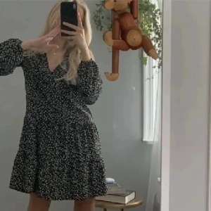 Klänning  - Världens sötaste klänning från hm!! Passar xxs-xs, liten s! Pris går att diskutera vid snabb affär🩷