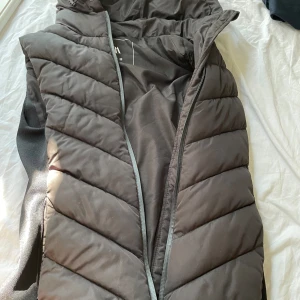 svart zara väst  - säljer denna svarta zara västen