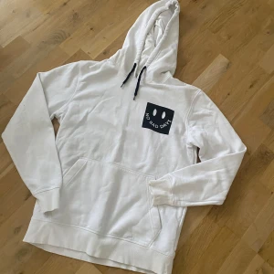Tröja strl M Jack and Jones  - Hoodie / no bad days  Baktill stort tryck se bild  vit och   Strl M  Fint skick , det enda är att snörena är lite ojämna men inget man tänker på  Från Jack and Jones 