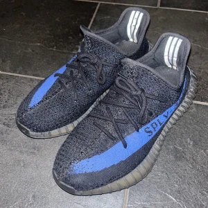 Yeezy 350 - Yeezy boost 350 v2 dazzling blue i fint skick det ända tråkiga är att det inte är original sulor eller snören men inget man ser eller läger märke till när man använder dom Storlek 41,1/3