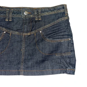 JEANSKJOL - lågmidjad jeanskjol med snygga detaljer både fram och bak!💗 aldrig använd