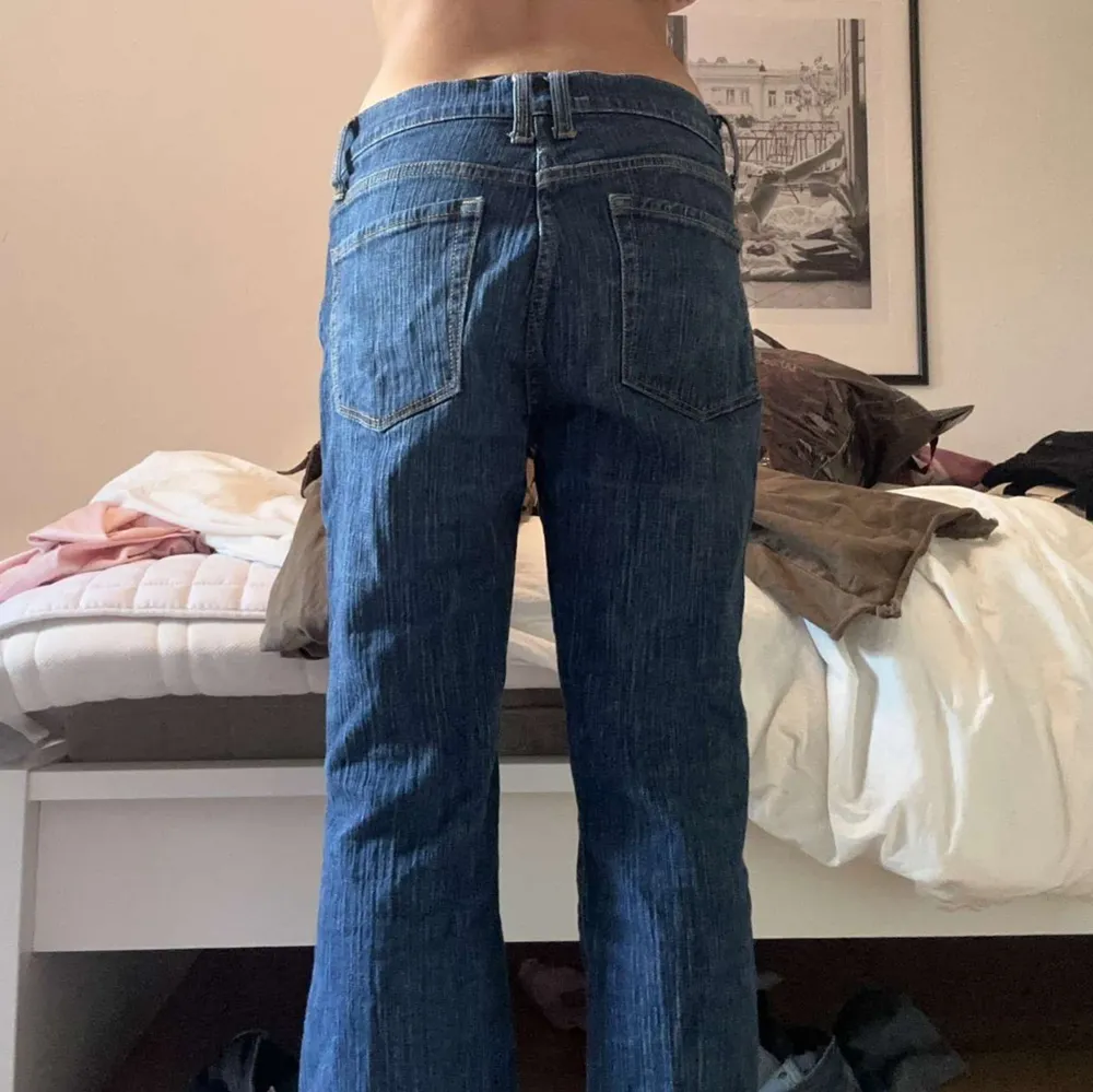 flared lowrise brandy melville jeans, passar dig som är ganska kort. Jeans & Byxor.