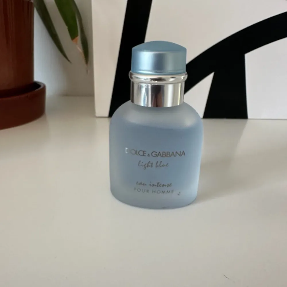 Dolce gabbana light blue 50ml endast testsprutad i utmärkt skick ( box medkommer ) ☺️nypris cirka 900. Parfym.