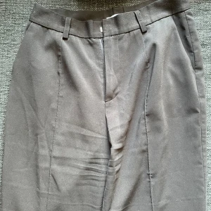 Kostymbyxa - Kostymbyxor från NA-KD, välanvända  Slits längst ned på bägge byxbenen 