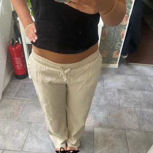 Lågmidjade linnebyxor  - Säljer pågrund av att de inte kommer till användning längre💕passar mig som är 166 perfekt 