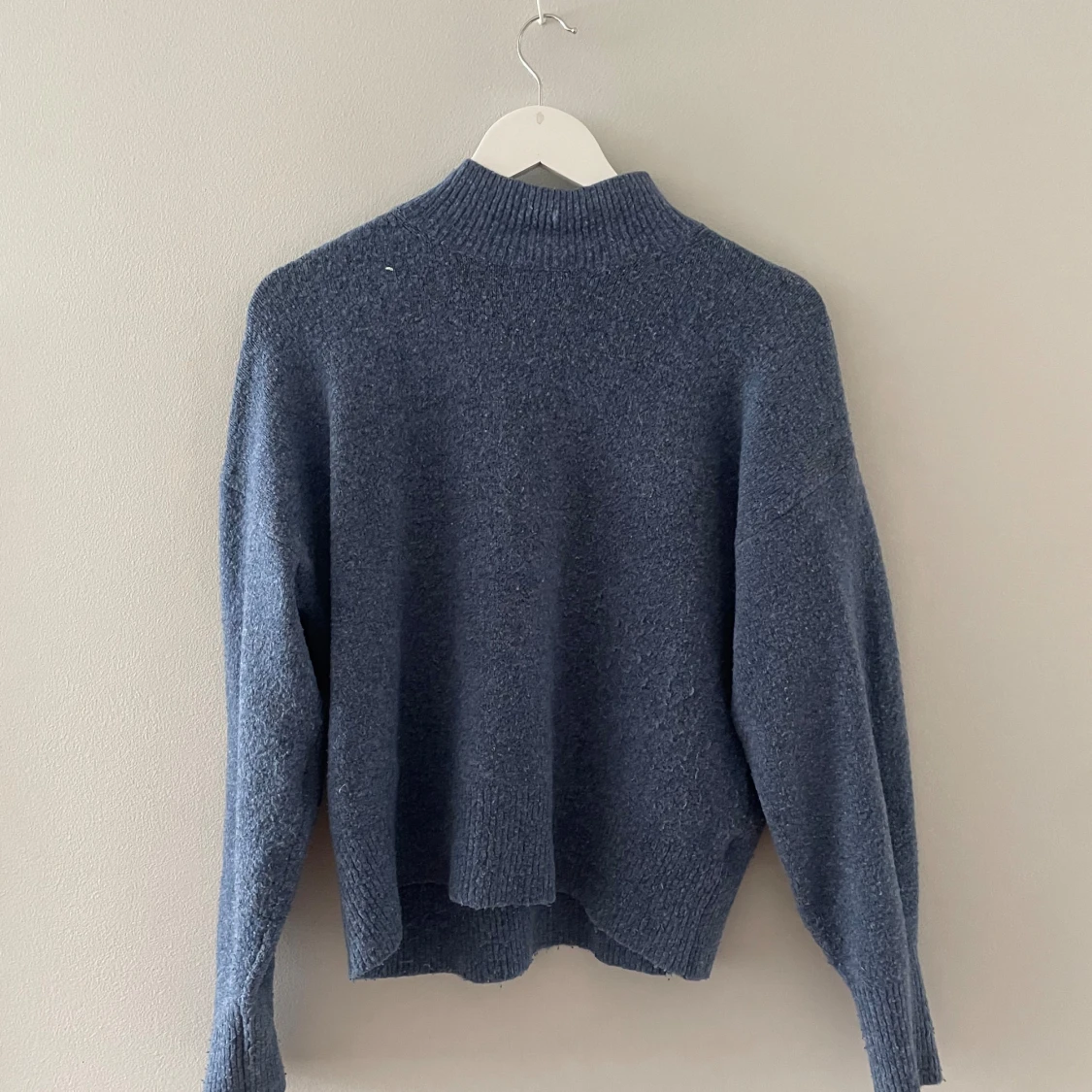 Blå stickad tröja
