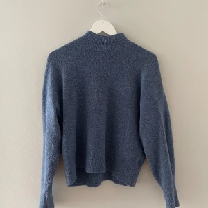 Blå stickad tröja  - Jättefin stickad tröja från H&M i storlek xs men sitter bra på mig också som har storlek M. Den har en lite högre krage också, så fin!
