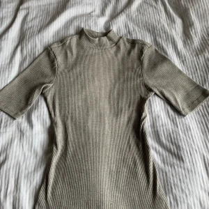 Grå trekvarts tröja - inte använd många gånger ribbat tyg  