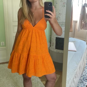 Klänning Zara - Somrig och fin orange klänning från Zara🧡Storlek S! Snygg snörning i ryggen