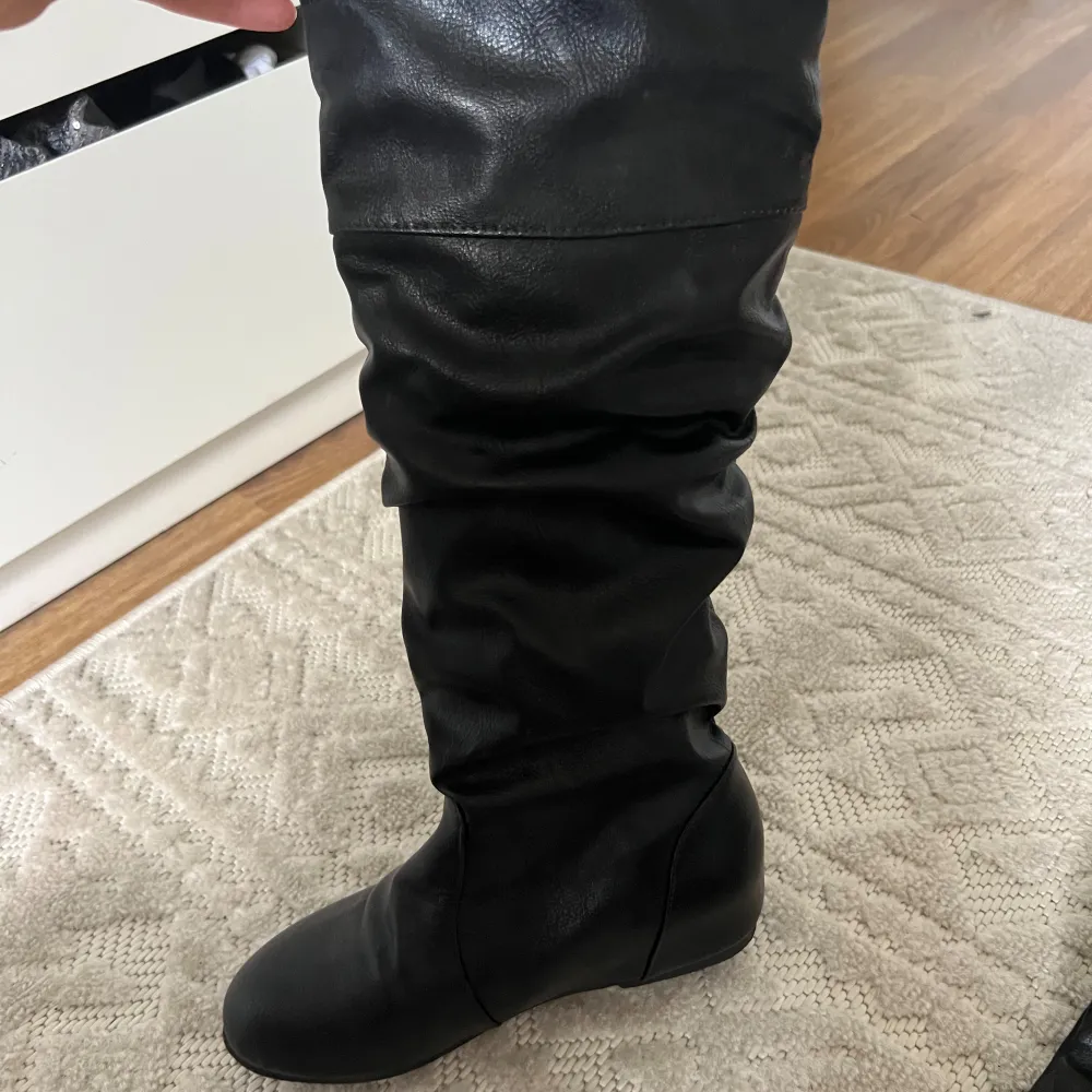 Jätte snygga svarta boots utan klack. Inköpt för ca 2 år sedan använd 1 gång. Köpt för ca 500kr.. Skor.