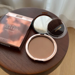 Estee Lauder Bronze Godess - Nummer 01. Nypris 595.