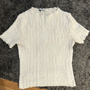 snygg t shirt  - säljer denna jättesnygga t shirt ifrån zara då dem inte kommer till användning längre💞kom privat för fler bilder eller frågor💕