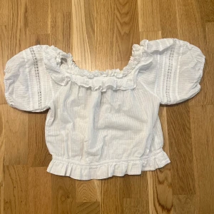 Söt topp - Storlek: 36 Nyskick, endast använd en gång.  Skickas i nytvättat skick.  #sommar #topp #blus #36 #summer #mode #new #hm