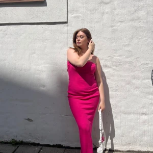 Klänning - Från BOOHOO, mycket fint skick då den bara är använd, jag brukar ligga mellan M/L i storlek så den är åt de större hållet då det är mycket stretch i den