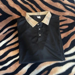 Svart piké  - Helt ny svart piké i toppform 10/10 skick. I svart färg storlek XL men passar även L den är liten i storleken. 